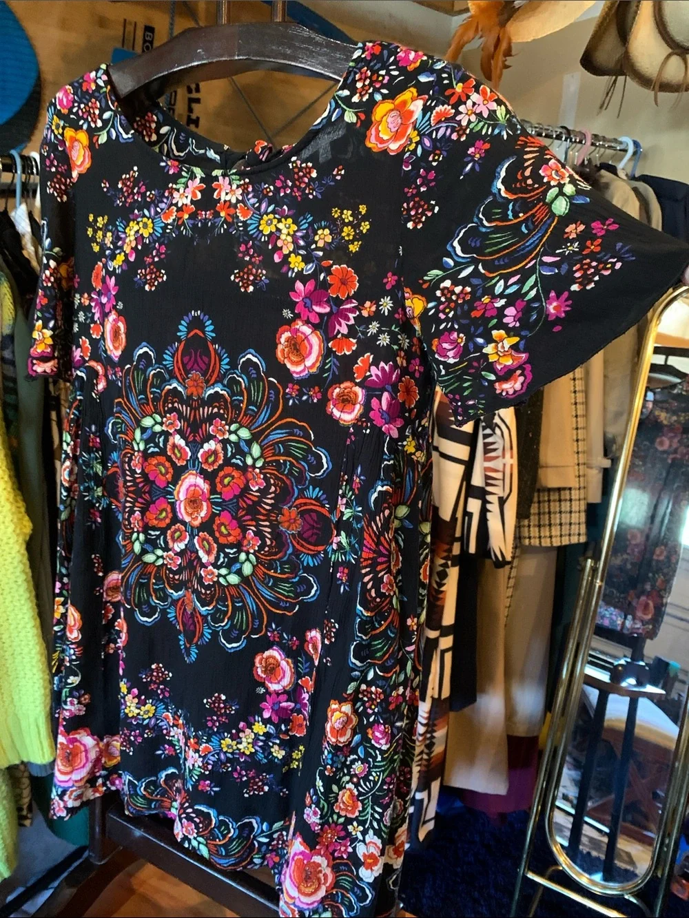 Black Floral Medallion Shift Dress - Picture 4 of 8